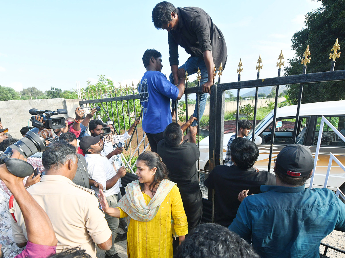 Manchu_20Manoj_20denied_20Entry_20To_20Mohan_20Babu_20University_20Photos_20VIral_20_2812_29.jpg 19
