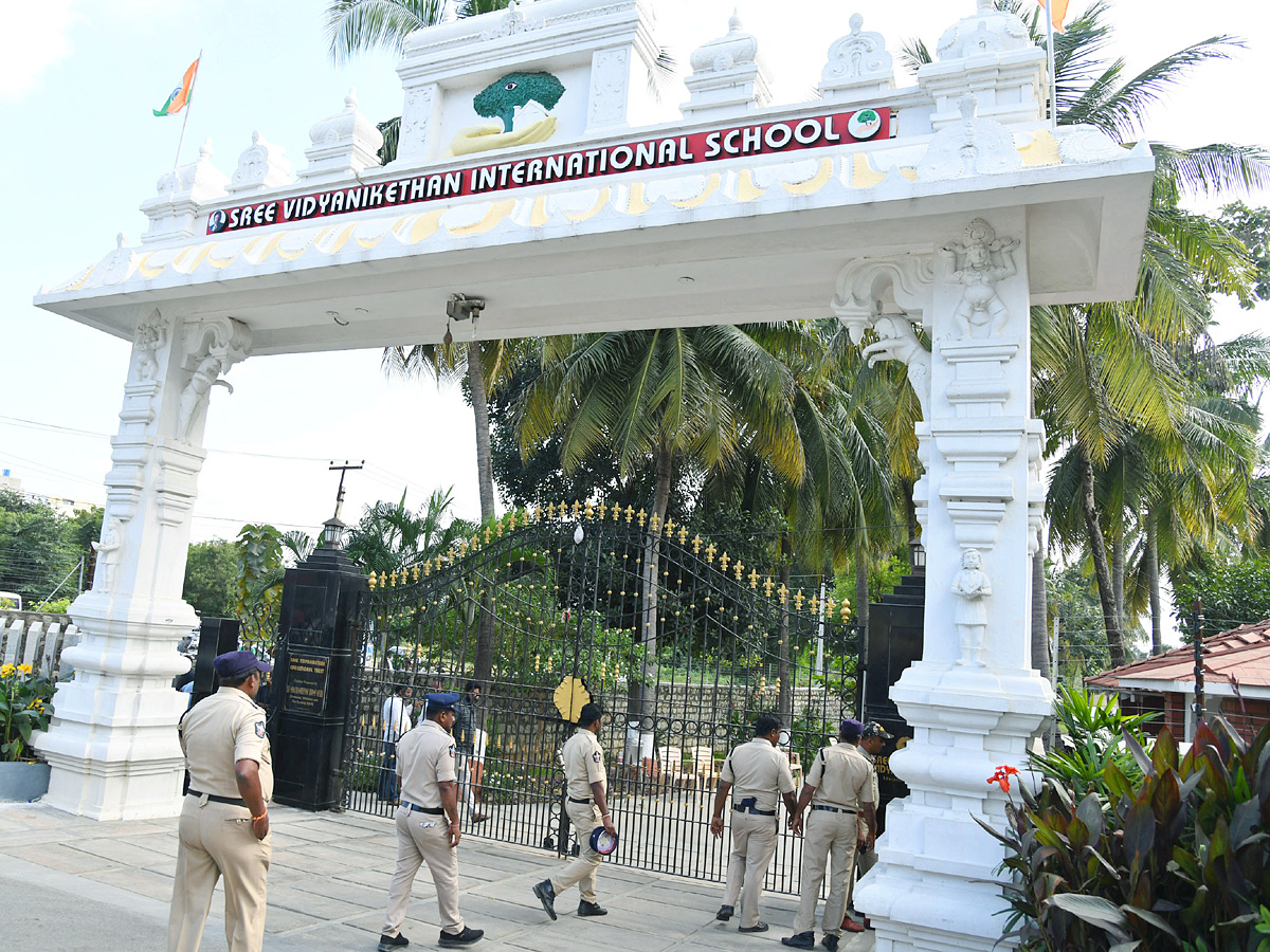 Manchu_20Manoj_20denied_20Entry_20To_20Mohan_20Babu_20University_20Photos_20VIral_20_281_29.jpg 8