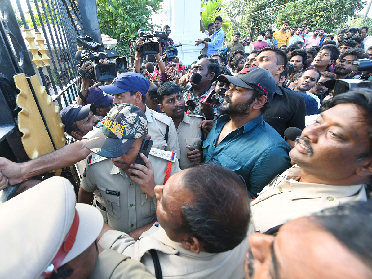 Manchu_20Manoj_20denied_20Entry_20To_20Mohan_20Babu_20University_20Photos_20VIral_20_2823_29.jpg 4