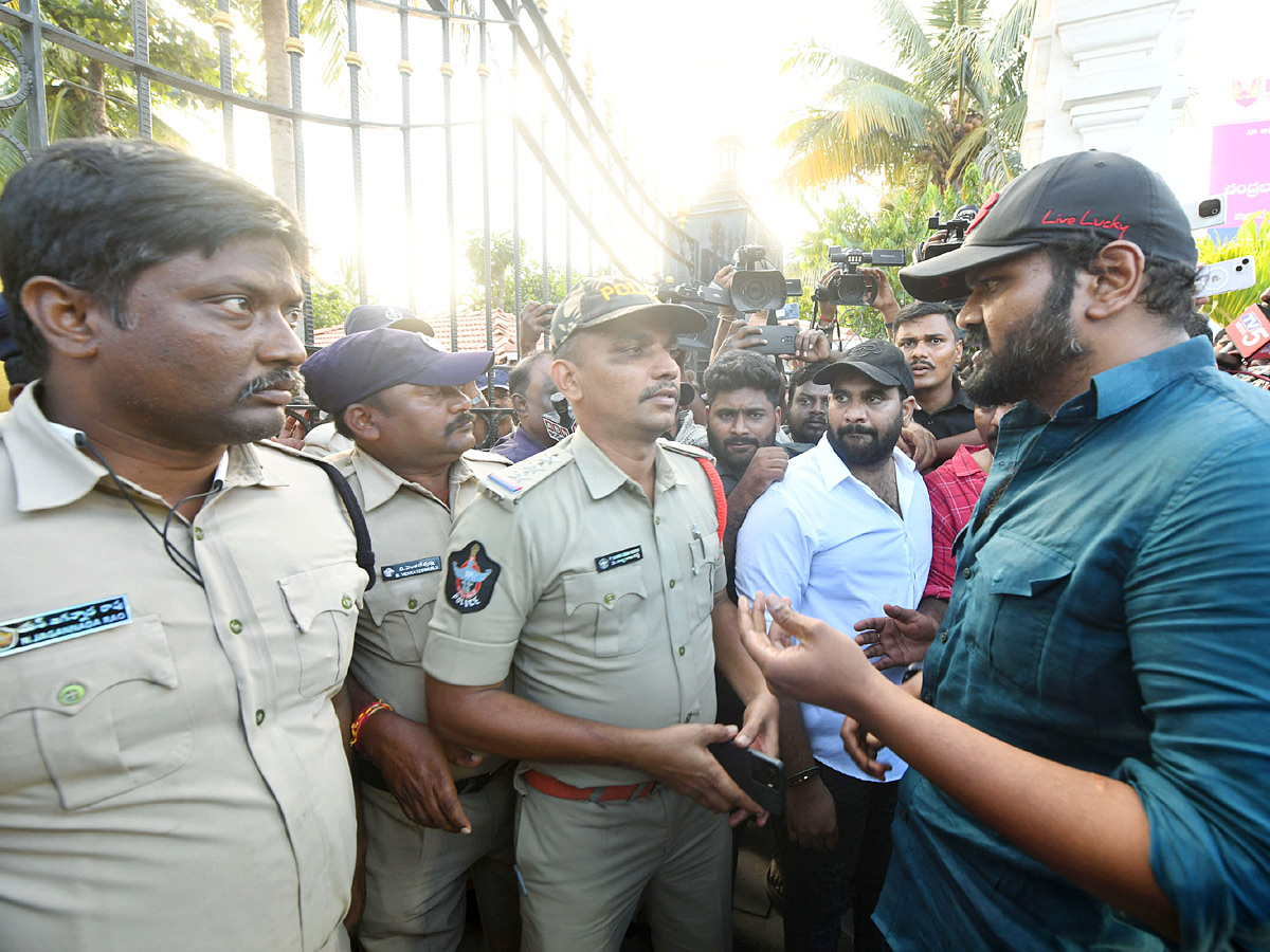 Manchu_20Manoj_20denied_20Entry_20To_20Mohan_20Babu_20University_20Photos_20VIral_20_2824_29.jpg 5