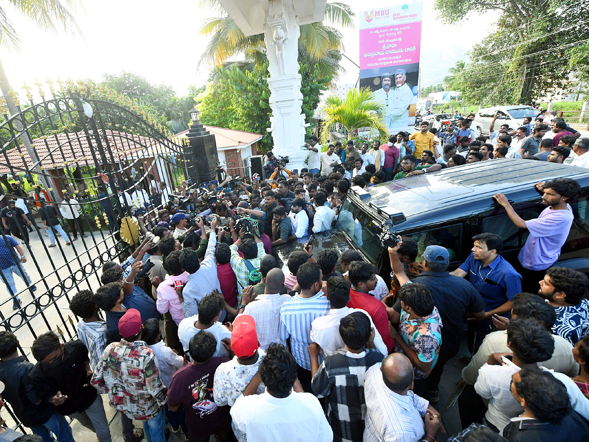 Manchu_20Manoj_20denied_20Entry_20To_20Mohan_20Babu_20University_20Photos_20VIral_20_2826_29.jpg 7