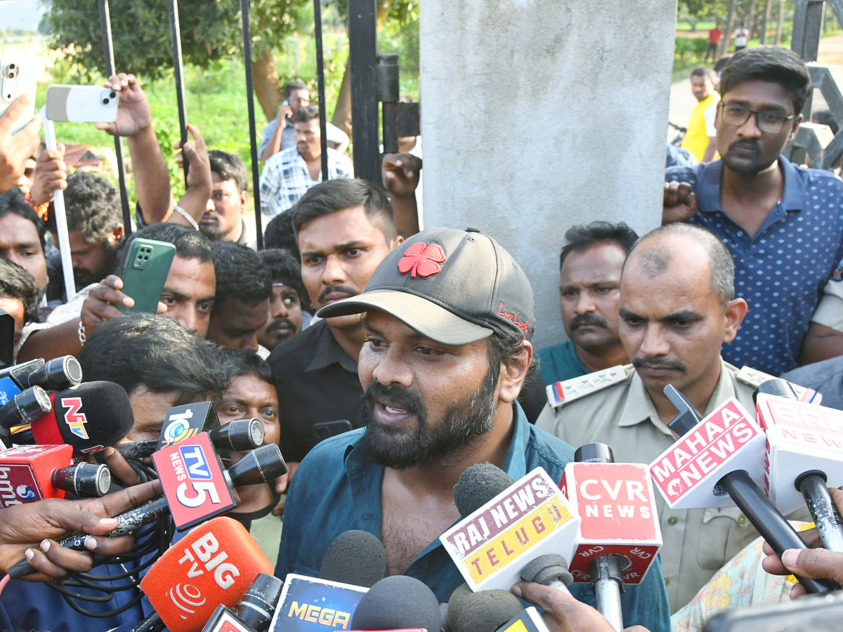 Manchu_20Manoj_20denied_20Entry_20To_20Mohan_20Babu_20University_20Photos_20VIral_20_282_29.jpg 9