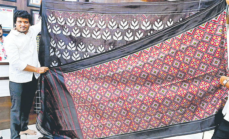 ikkat-saree-two-sides.jpg