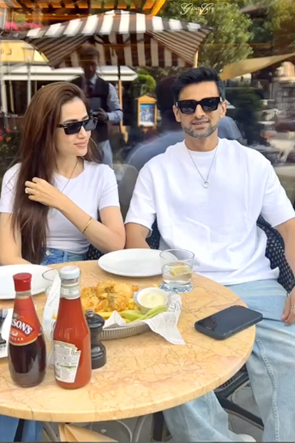 Sana_20Javed_2C_20Shoaib_20Malik_20celebrate_20anniversary_20with_20wedding_20throwback_20Photos_20_2811_29.jpg 13