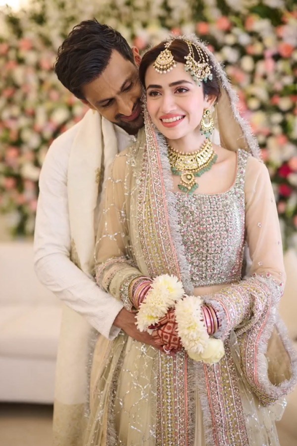 Sana_20Javed_2C_20Shoaib_20Malik_20celebrate_20anniversary_20with_20wedding_20throwback_20Photos_20_2814_29.jpg 4