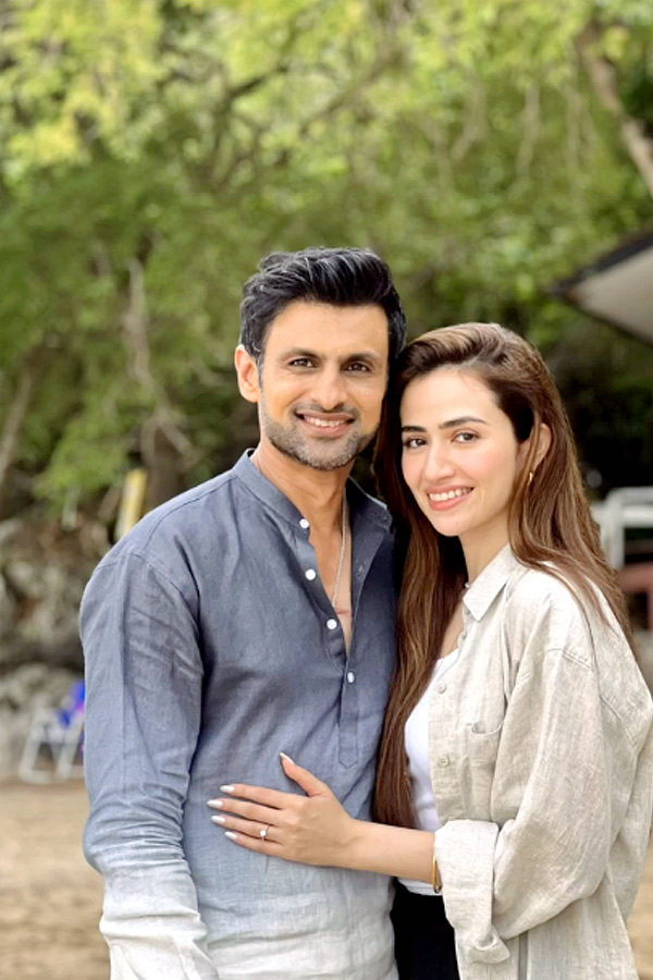 Sana_20Javed_2C_20Shoaib_20Malik_20celebrate_20anniversary_20with_20wedding_20throwback_20Photos_20_2815_29.jpg 16