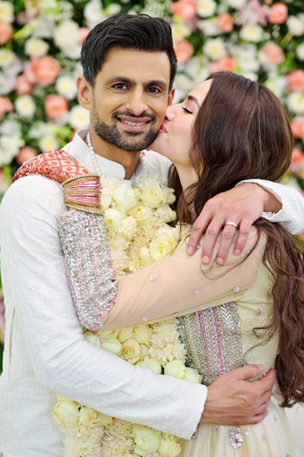 Sana_20Javed_2C_20Shoaib_20Malik_20celebrate_20anniversary_20with_20wedding_20throwback_20Photos_20_281_29.jpg 2