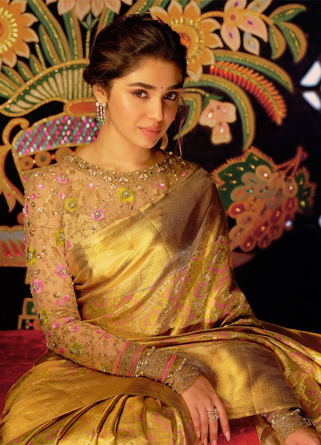 Actress_20Krithi_20Shetty_20Beautiful_20Pics__20_2819_29.jpg 19