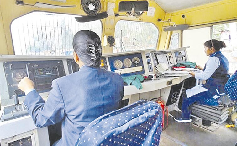 FEMALE-LOCOPILOT1.jpg