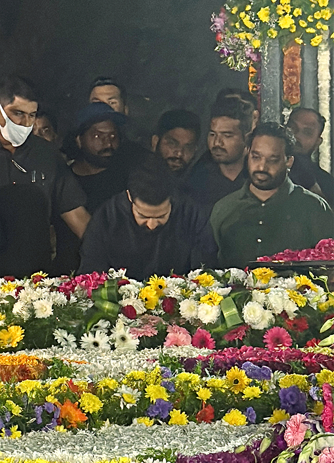 Jr_20NTR_20Kalyan_20Ram_20Pays_20Tribute_20To_20NTR_20photos_20goes_20viral_11.jpg 10