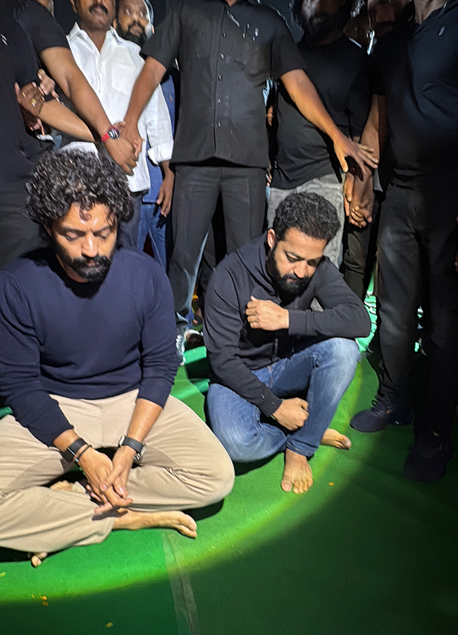 Jr_20NTR_20Kalyan_20Ram_20Pays_20Tribute_20To_20NTR_20photos_20goes_20viral_14.jpg 13