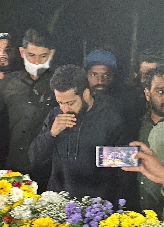 Jr_20NTR_20Kalyan_20Ram_20Pays_20Tribute_20To_20NTR_20photos_20goes_20viral_19.jpg 16