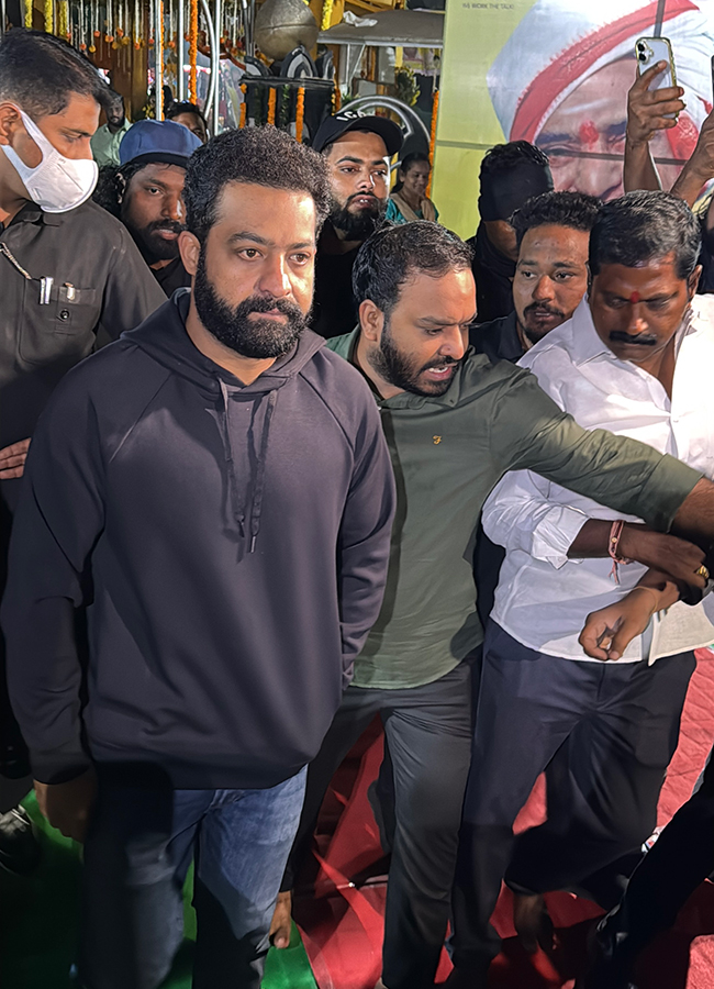Jr_20NTR_20Kalyan_20Ram_20Pays_20Tribute_20To_20NTR_20photos_20goes_20viral_2.jpg 2