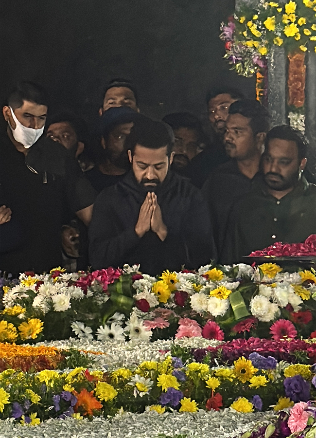Jr_20NTR_20Kalyan_20Ram_20Pays_20Tribute_20To_20NTR_20photos_20goes_20viral_23.jpg 20