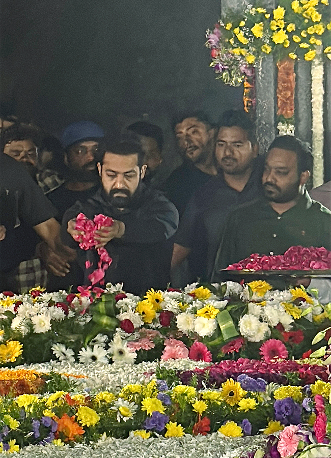 Jr_20NTR_20Kalyan_20Ram_20Pays_20Tribute_20To_20NTR_20photos_20goes_20viral_24.jpg 21