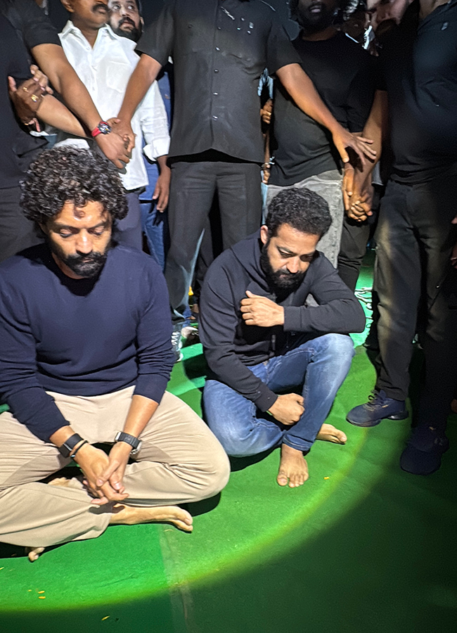 Jr_20NTR_20Kalyan_20Ram_20Pays_20Tribute_20To_20NTR_20photos_20goes_20viral_26.jpg 23