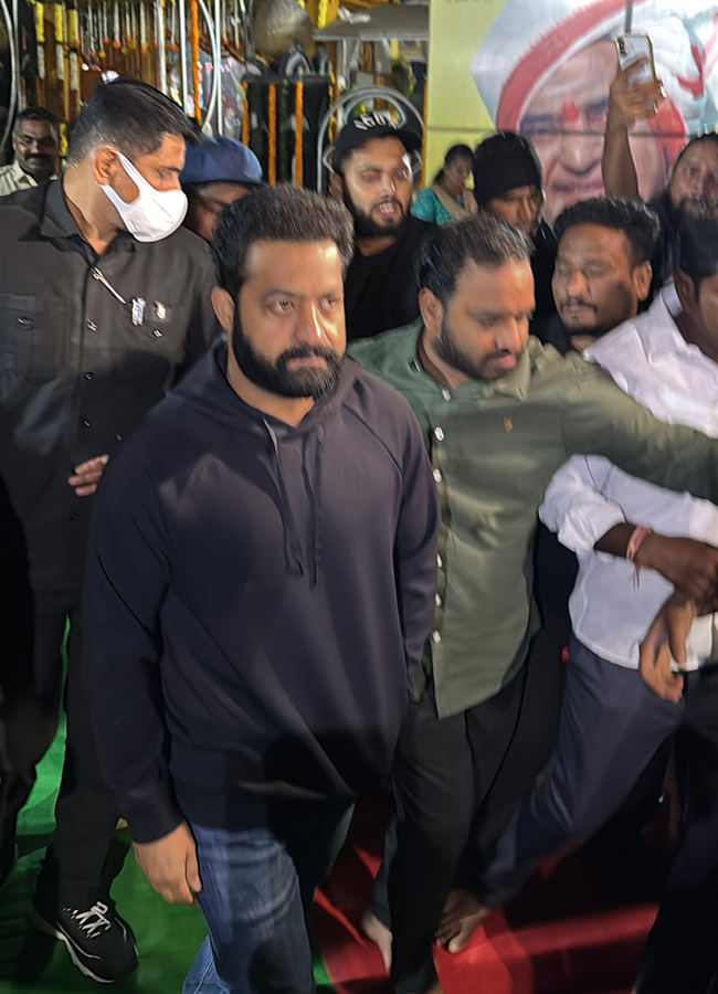 Jr_20NTR_20Kalyan_20Ram_20Pays_20Tribute_20To_20NTR_20photos_20goes_20viral_30.jpg 26