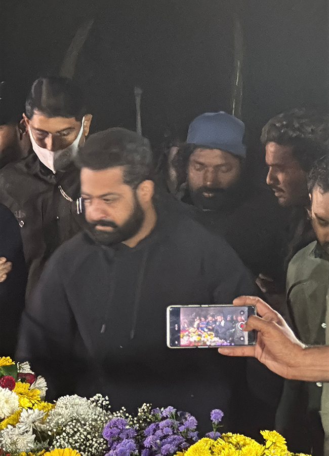 Jr_20NTR_20Kalyan_20Ram_20Pays_20Tribute_20To_20NTR_20photos_20goes_20viral_31.jpg 27
