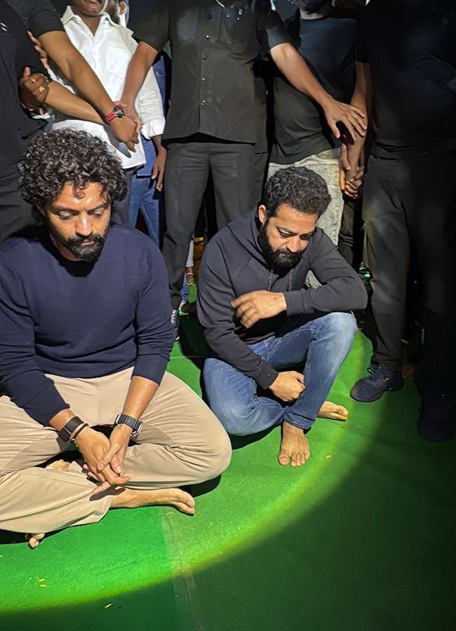 Jr_20NTR_20Kalyan_20Ram_20Pays_20Tribute_20To_20NTR_20photos_20goes_20viral_38.jpg 31