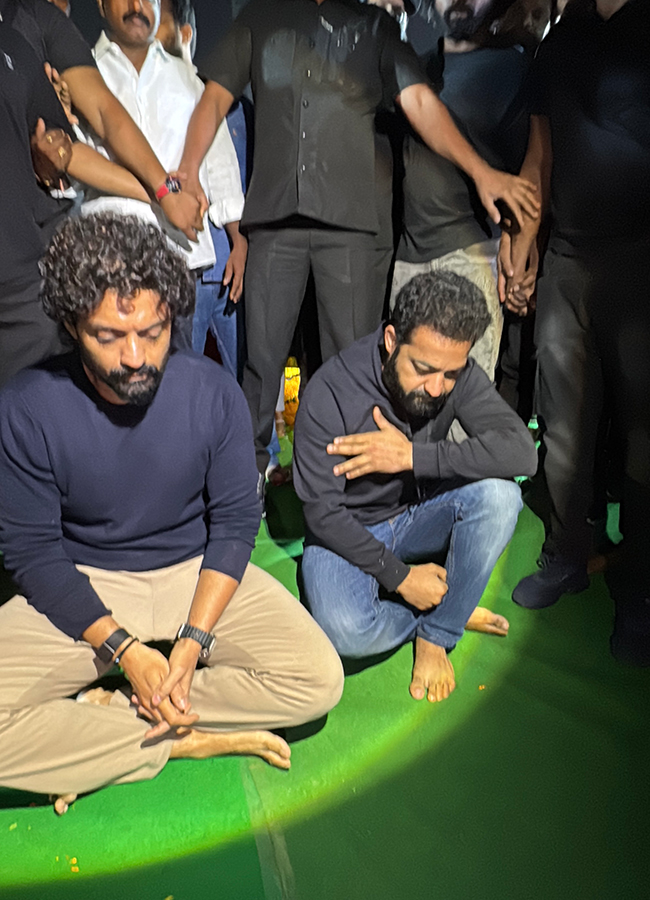 Jr_20NTR_20Kalyan_20Ram_20Pays_20Tribute_20To_20NTR_20photos_20goes_20viral_4.jpg 4