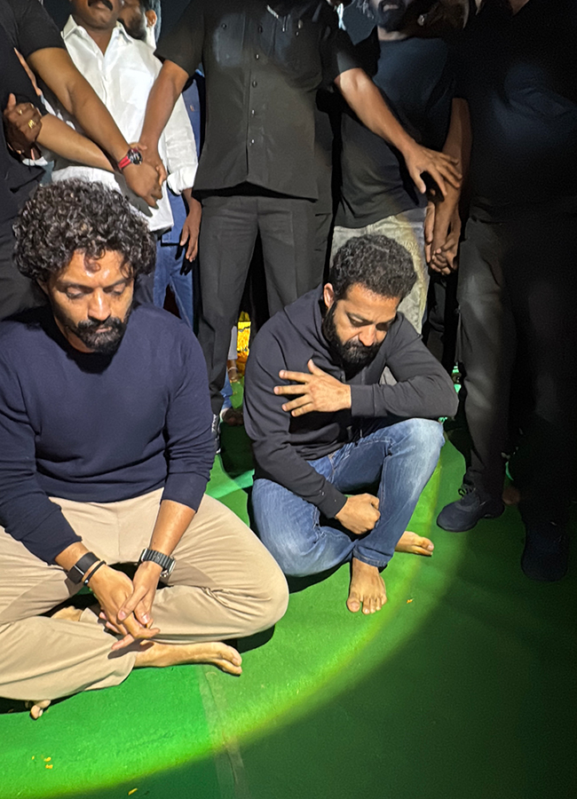 Jr_20NTR_20Kalyan_20Ram_20Pays_20Tribute_20To_20NTR_20photos_20goes_20viral_7.jpg 7