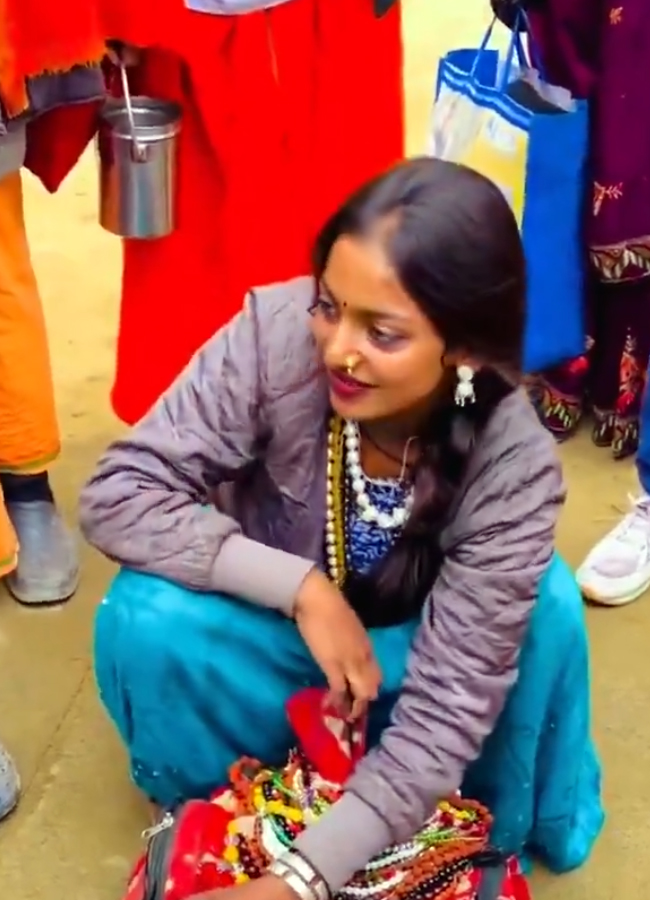 MOnalisa_20of_20Mahakumbh10_0.jpg 11