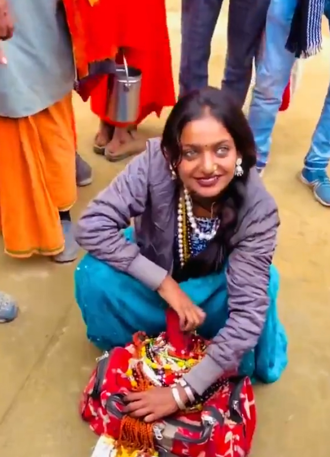 MOnalisa_20of_20Mahakumbh11_0.jpg 12