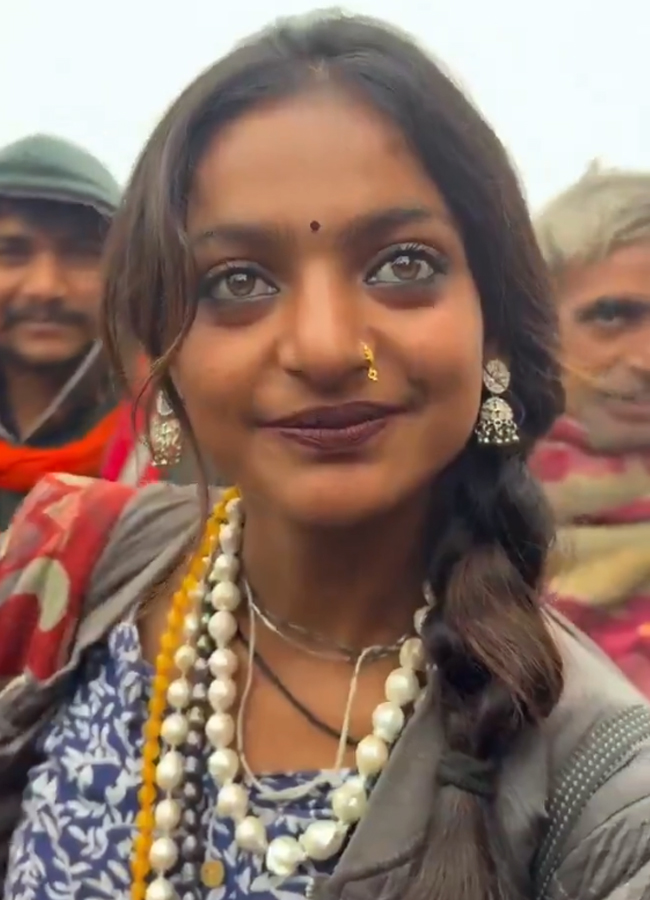 MOnalisa_20of_20Mahakumbh12_0.jpg 13