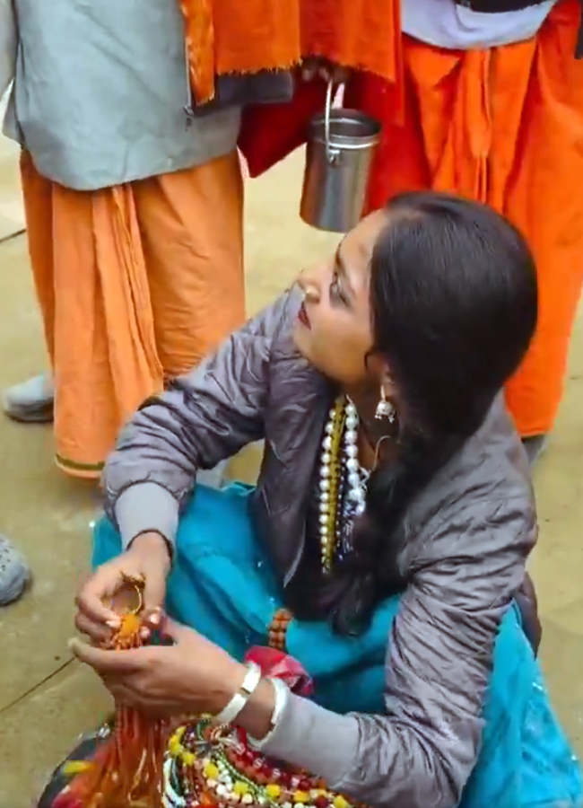 MOnalisa_20of_20Mahakumbh13_0.jpg 14