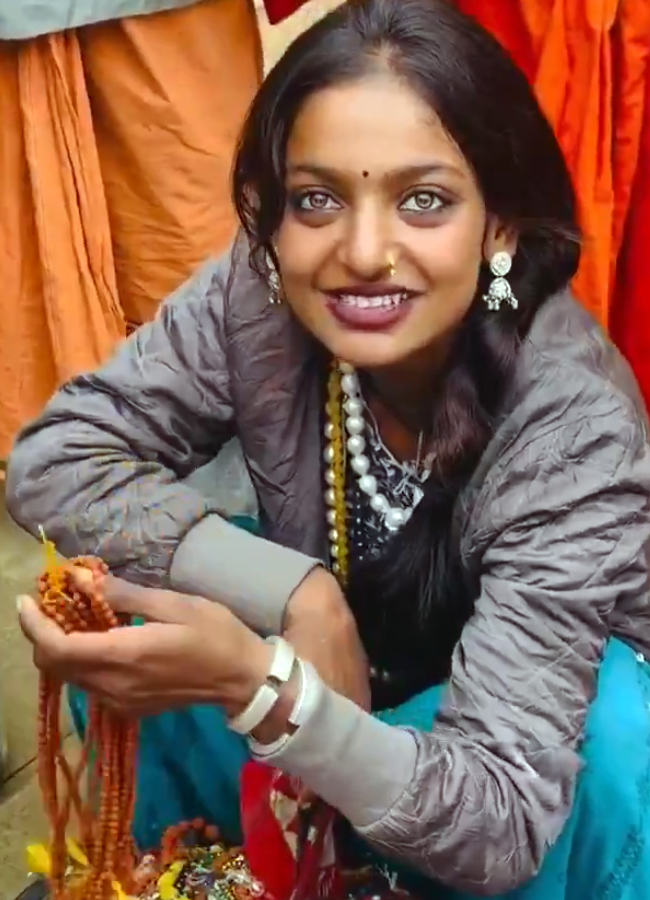 MOnalisa_20of_20Mahakumbh14_0.jpg 15