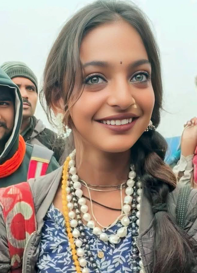 MOnalisa_20of_20Mahakumbh15_0.jpg 16