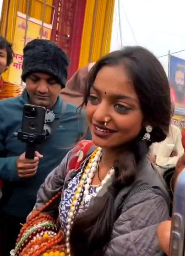 MOnalisa_20of_20Mahakumbh16_0.jpg 17
