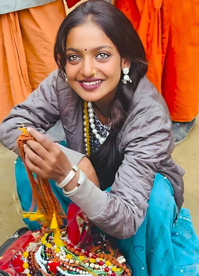 MOnalisa_20of_20Mahakumbh1_0.jpg 2