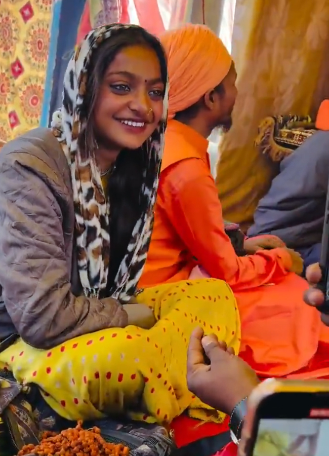 MOnalisa_20of_20Mahakumbh2_0.jpg 3