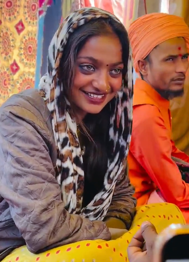 MOnalisa_20of_20Mahakumbh3_0.jpg 4