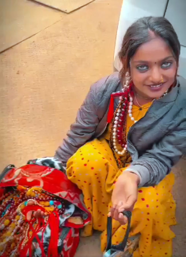 MOnalisa_20of_20Mahakumbh4_0.jpg 5