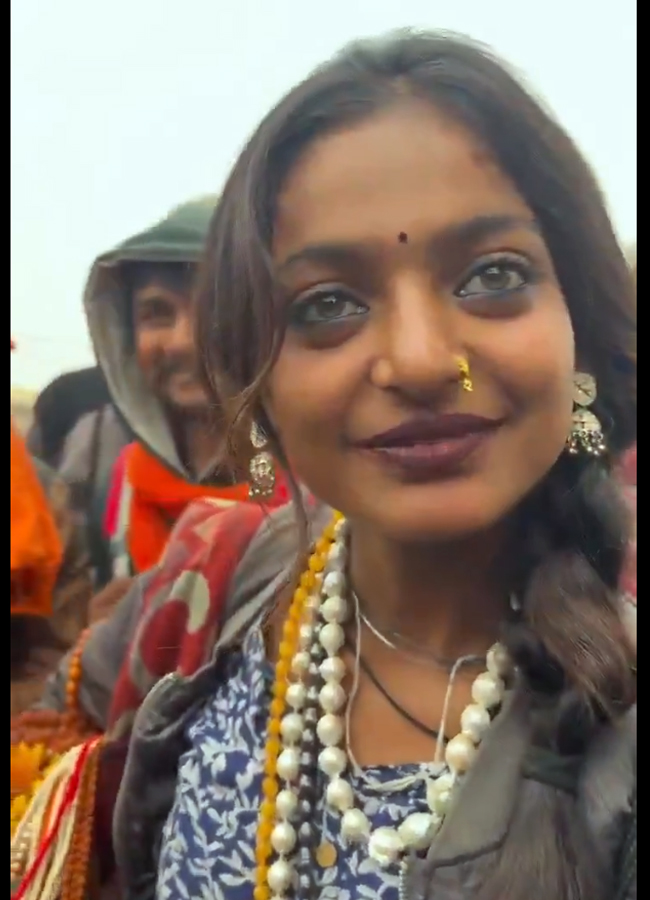 MOnalisa_20of_20Mahakumbh5_0.jpg 6