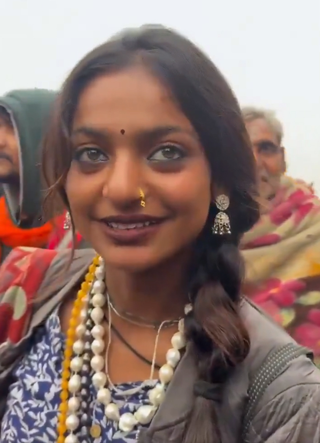 MOnalisa_20of_20Mahakumbh6_0.jpg 7