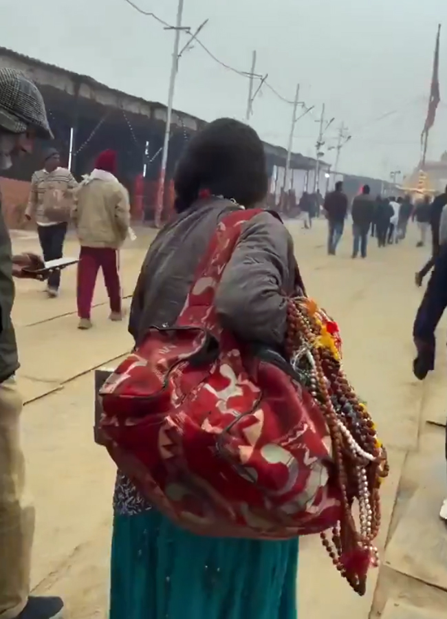MOnalisa_20of_20Mahakumbh8_0.jpg 9