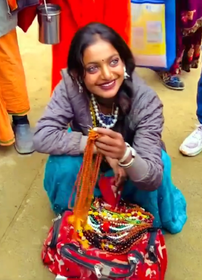 MOnalisa_20of_20Mahakumbh9_0.jpg 10