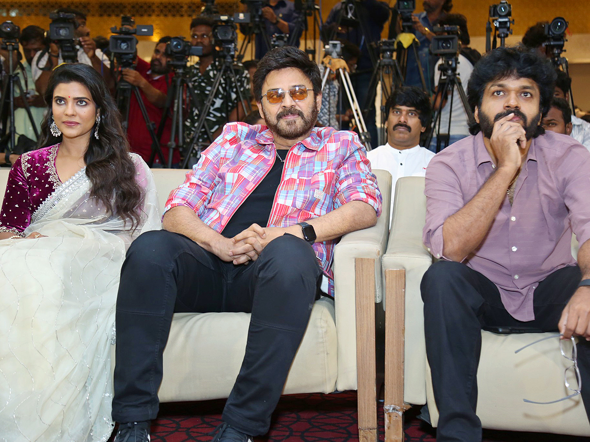 sankranthiki_20Vasthunam_20Success_20Celebration_20Stills_20photos_20goes_20viral_22.jpg 20
