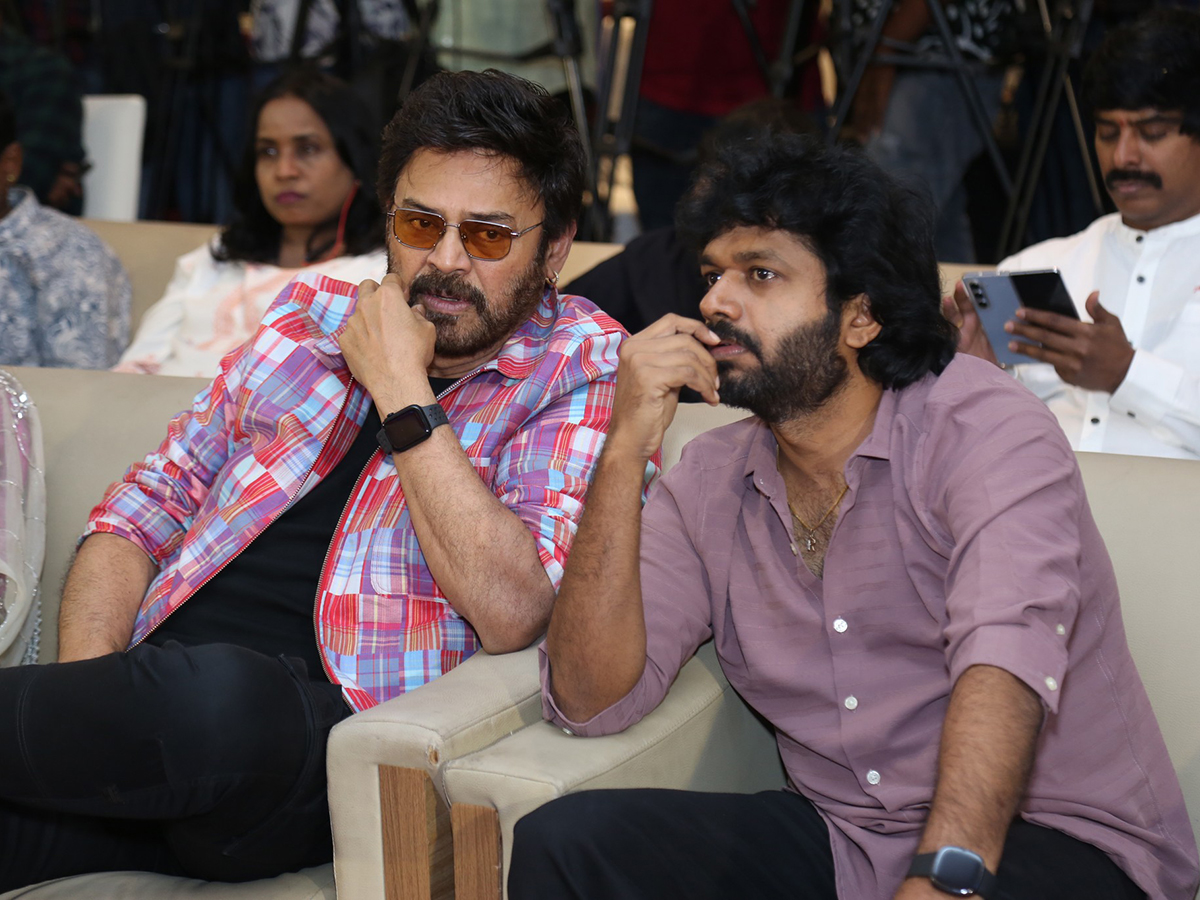 sankranthiki_20Vasthunam_20Success_20Celebration_20Stills_20photos_20goes_20viral_23.jpg 21