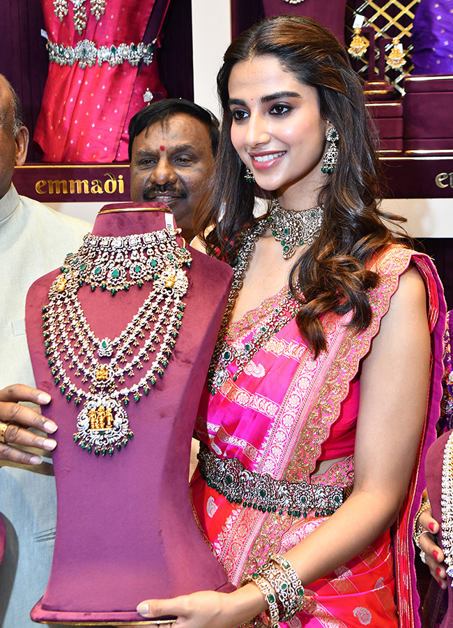 Actress_20Meenakshi_20Chaudhary_20At_20Vijayawada_4.jpg 4