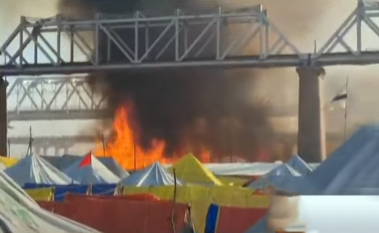 Fire_20at_20mahaakumbh1.jpg