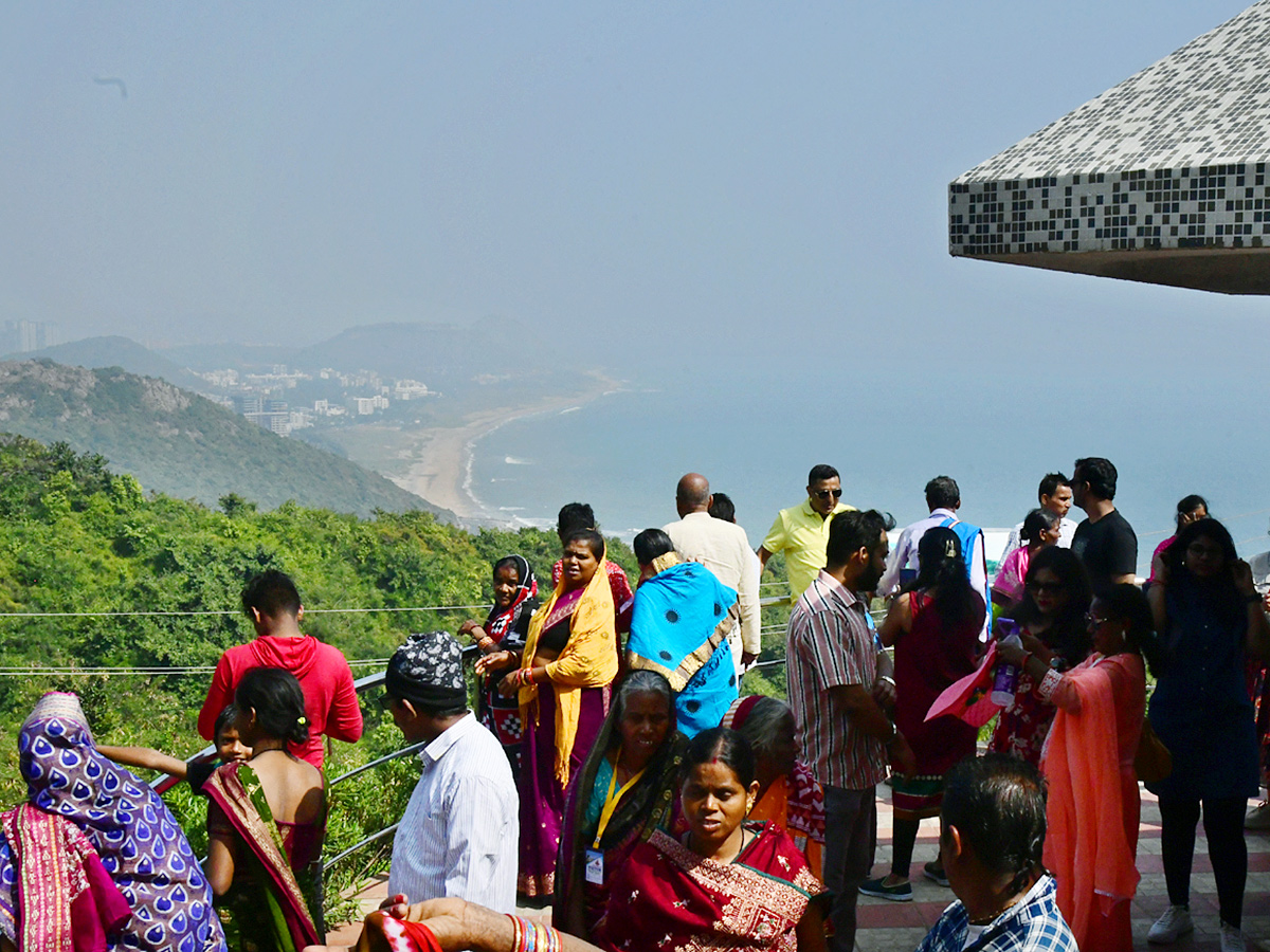 Huge_20Rush_20Of_20Tourists_20in_20Visakhapatnam_20Kailasagiri__20_2812_29.jpg 12