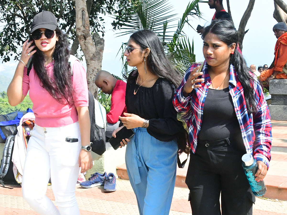Huge_20Rush_20Of_20Tourists_20in_20Visakhapatnam_20Kailasagiri__20_2813_29.jpg 13