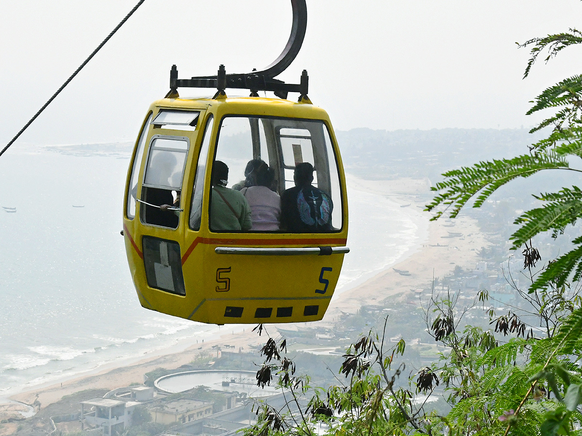 Huge_20Rush_20Of_20Tourists_20in_20Visakhapatnam_20Kailasagiri__20_2816_29.jpg 16