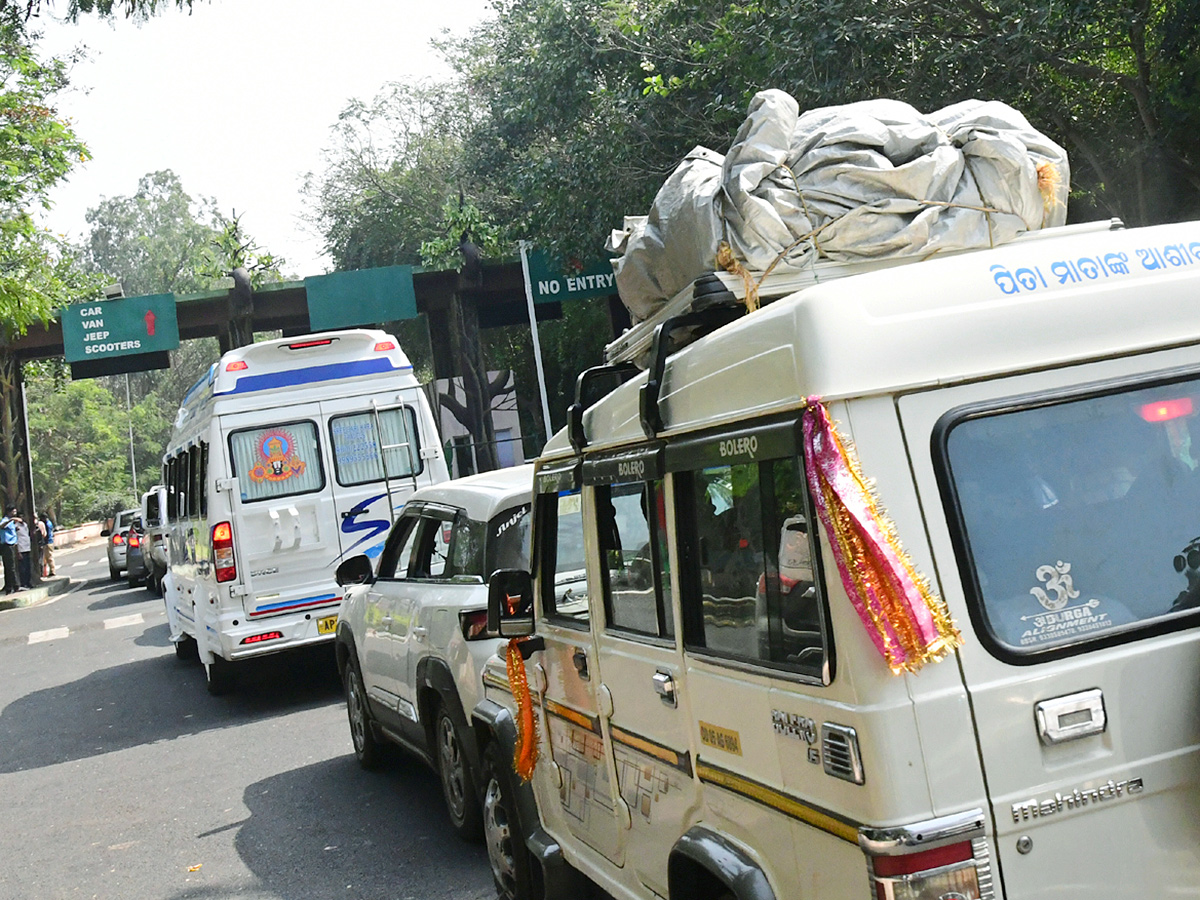 Huge_20Rush_20Of_20Tourists_20in_20Visakhapatnam_20Kailasagiri__20_2818_29.jpg 18