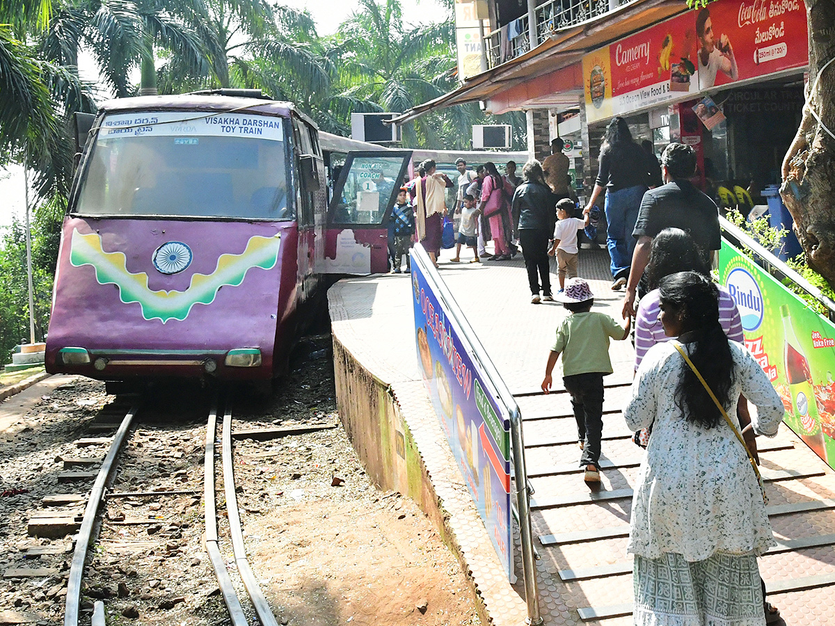 Huge_20Rush_20Of_20Tourists_20in_20Visakhapatnam_20Kailasagiri__20_282_29.jpg 2