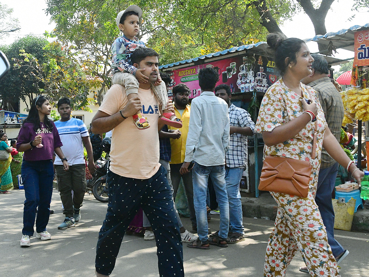 Huge_20Rush_20Of_20Tourists_20in_20Visakhapatnam_20Kailasagiri__20_283_29.jpg 3
